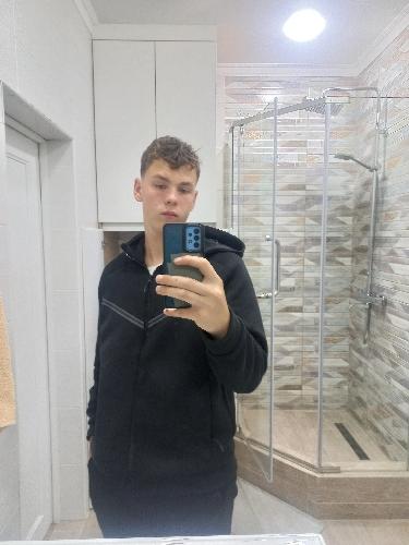 Андрей  Рощин