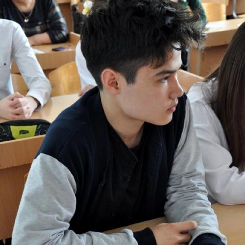 Амир Султанов
